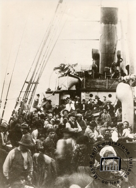 Emigrantes en el puente, inicios de mil novecientos