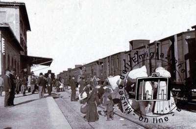 Emigrantes partiendo desde una estación ferroviaria, 1908
