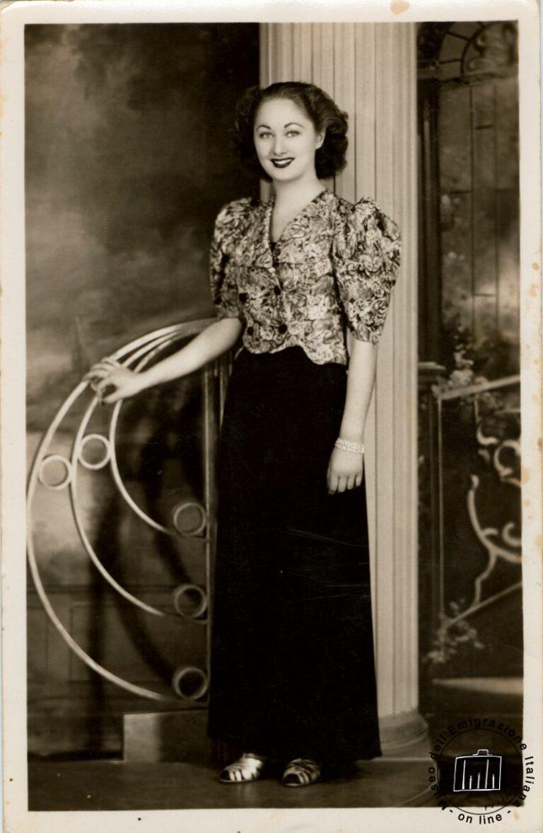 USA, Illinois, Chicago, 1930. Anita Frediani, hija de Ugo y Eugenia emigrados en 1900, en un retrato en estudio y 