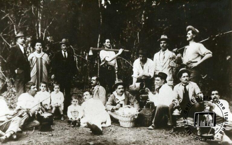 Brasile, Rio Grande del Sud, Caxias. Colazione al sacco di veneti  appartenenti ad una società di mutuo soccorso 