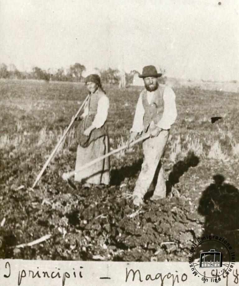 USA, Arkansas. Tontitown: Nell’Arkansas, alla fine dell’Ottocento, si ebbero i primi insediamenti rurali da parte di italiani. Tontitown fu fondata, nel 1898, da padre Pietro Bandini, missionario scalabriniano. Vita nei campi