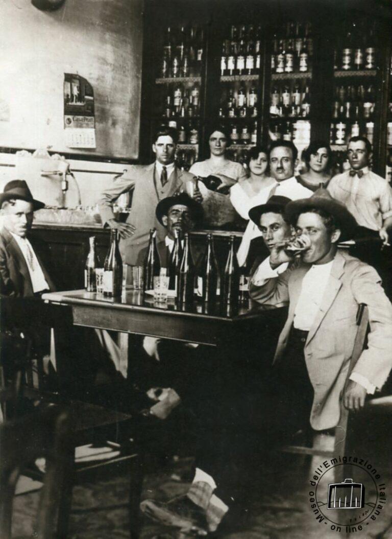 Brasil, San Pablo. Un grupo de leñadores y carboneros originarios de Chiozza, Lucca, en el bar de Maria Rossi