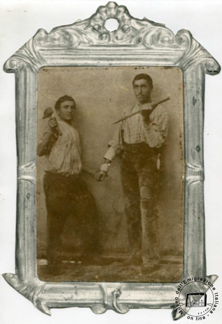 Miembros de la familia Angelini, fotografiados en un estudio con los antiguos instrumentos del picapedrero