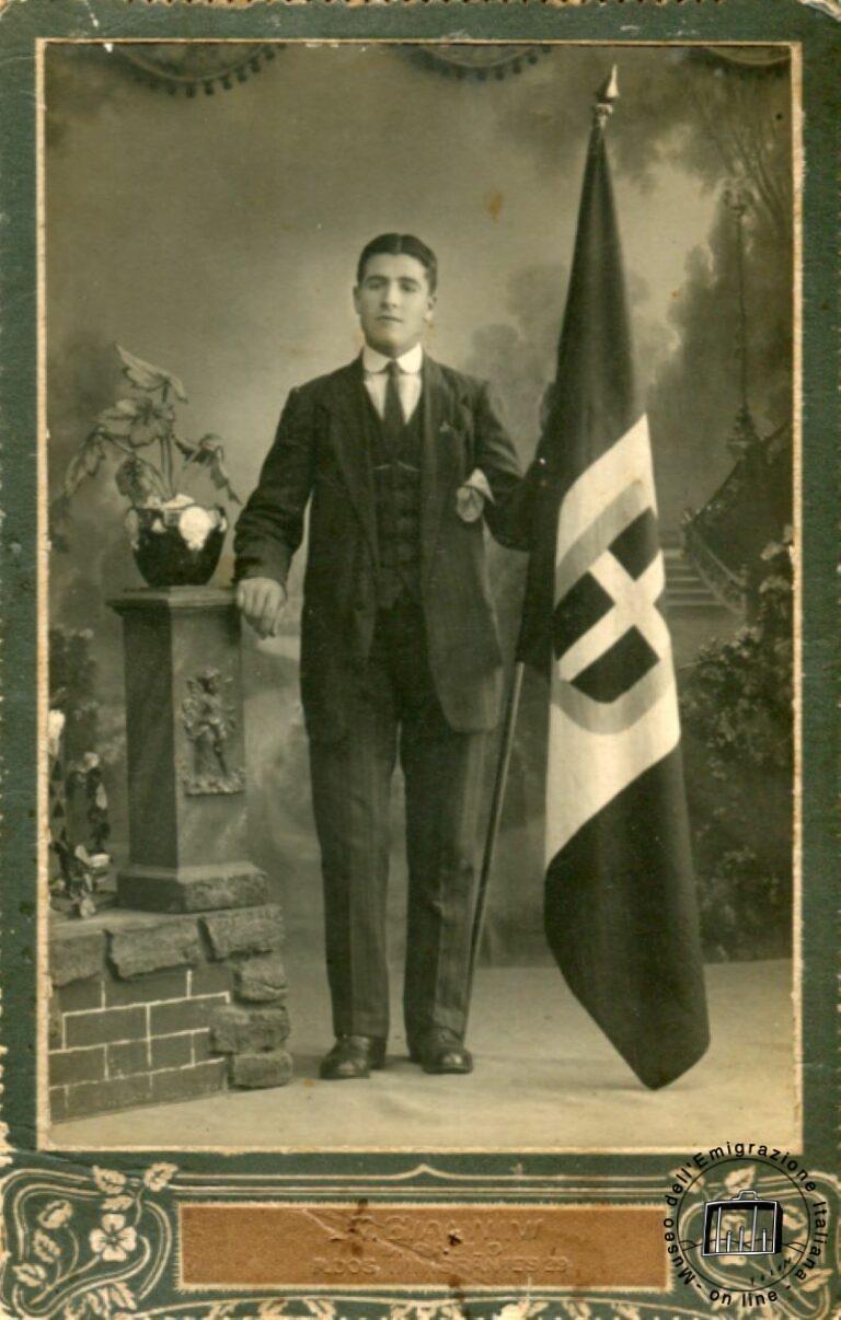 Angelo Abrami, nel maggio 1915, si fa fotografare in studio con la bandiera nazionale prima di rientrare in Italia per prendere parte alla guerra