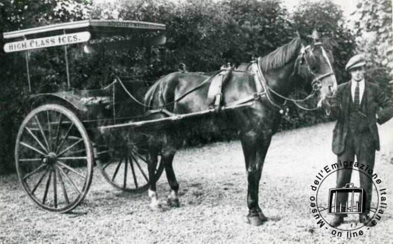 Gran Bretaña, Escocia, Glasgow. Vittorio Gigli, de Barga, Lucca, con el carro de helados