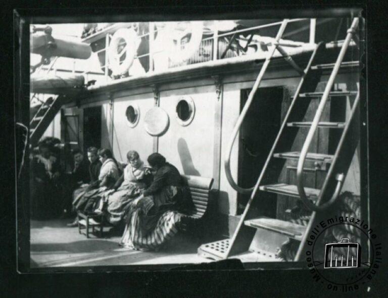 Mujeres emigrantes en cubierta y con los hijos, alrdedor del 1900