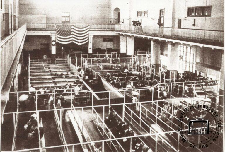 USA, New York, Il salone di Ellis Island dove gli immigrati sostavano in attesa dell’espletamento delle pratiche di controllo e di accettazione