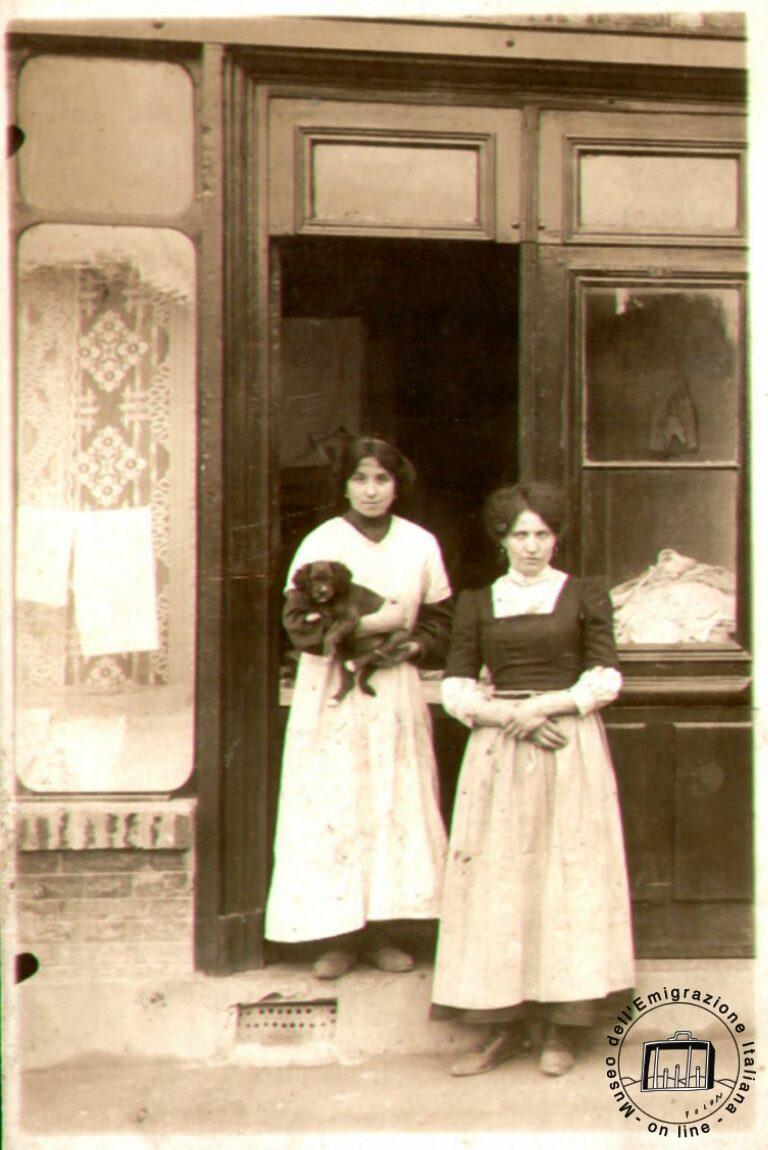 Francia, Lyon. Las hermanas Falsone, originarias de Vigevano, lavanderas.
