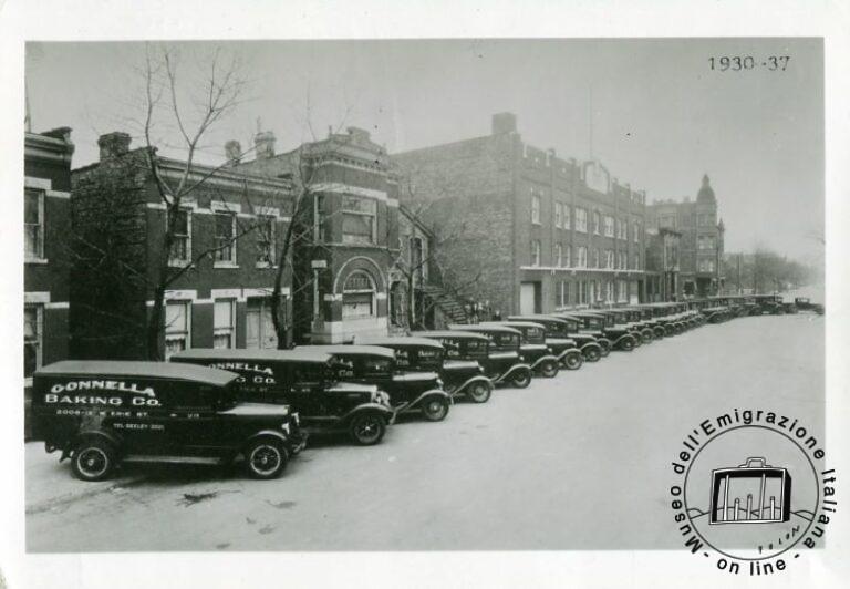 USA, Illinois, Chicago, 1930. Firma Gonnella:desfile de camioncitos para la distribución del pan.
