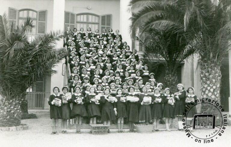 Túnez, Tunisi. Una clase femenina de la escuela local italiana