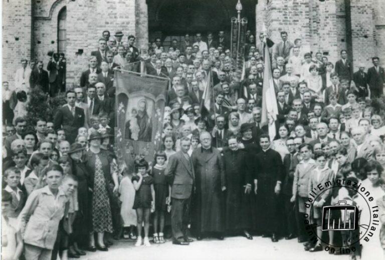 Brasile, San Paolo, Sao Bernardo do Campo, anni cinquanta. Comunità italiana dinanzi al “Santuario della Aparecida” (CSER)