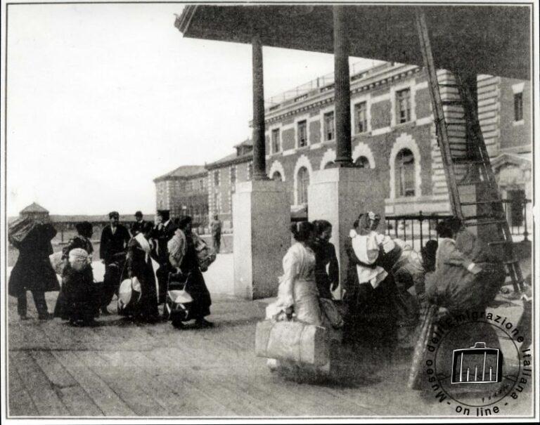 USA, New York. Appena arrivati ad Ellis Island