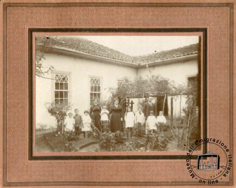Brasil, Minas Gerais, Monte Siao, 1920. La familia Pennacchi en el jardín de casa