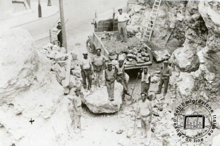 Francia, Niza, años veinte. Escavando los cimientos para la construcción de un edificio