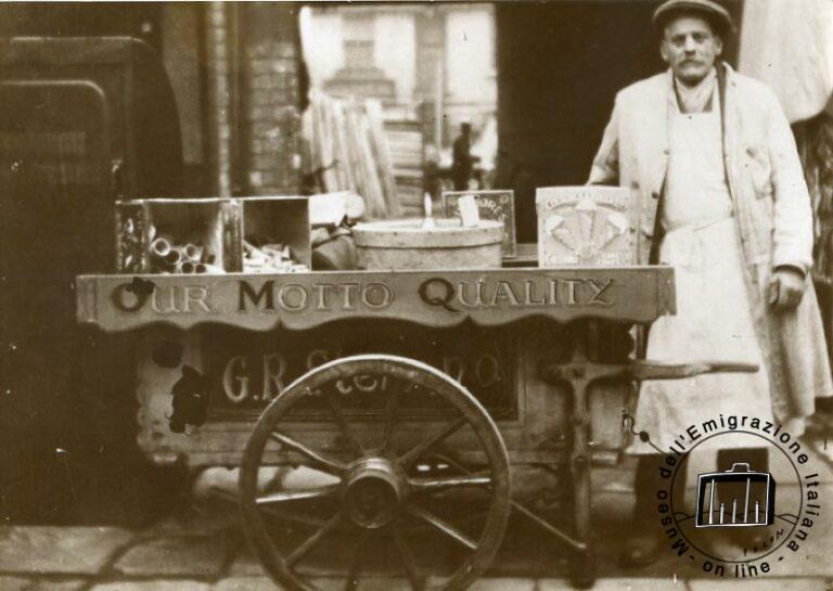 Gran Bretagna, Inghilterra, Wrexam, 1945. Riccardo Guazzelli, gelataio d’estate, e venditore di caldarroste, insieme ai fratelli, d’inverno