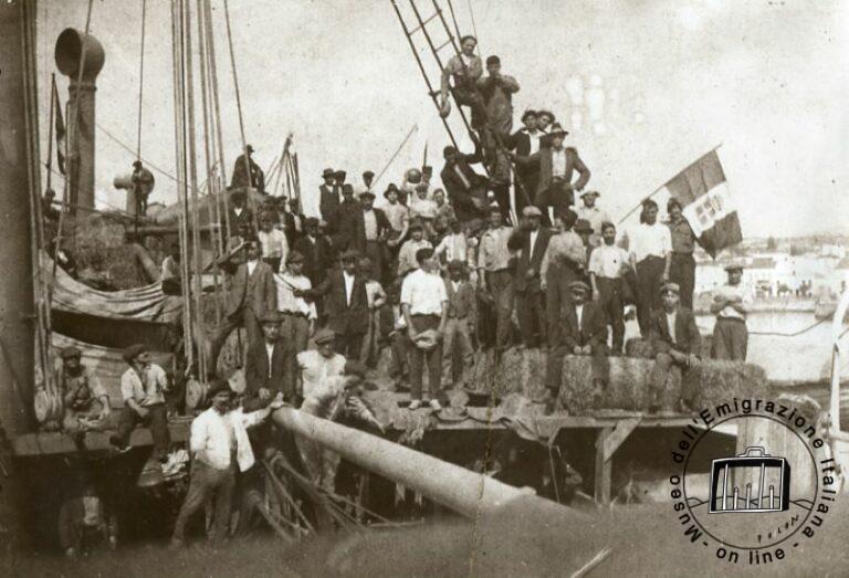 Emigranti a bordo con la bandiera, 1913
