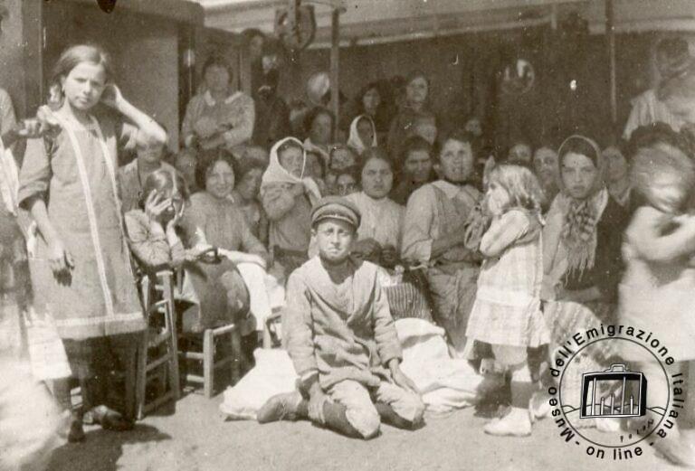 Niños en el puente de tercera clase, alrededor del 1900