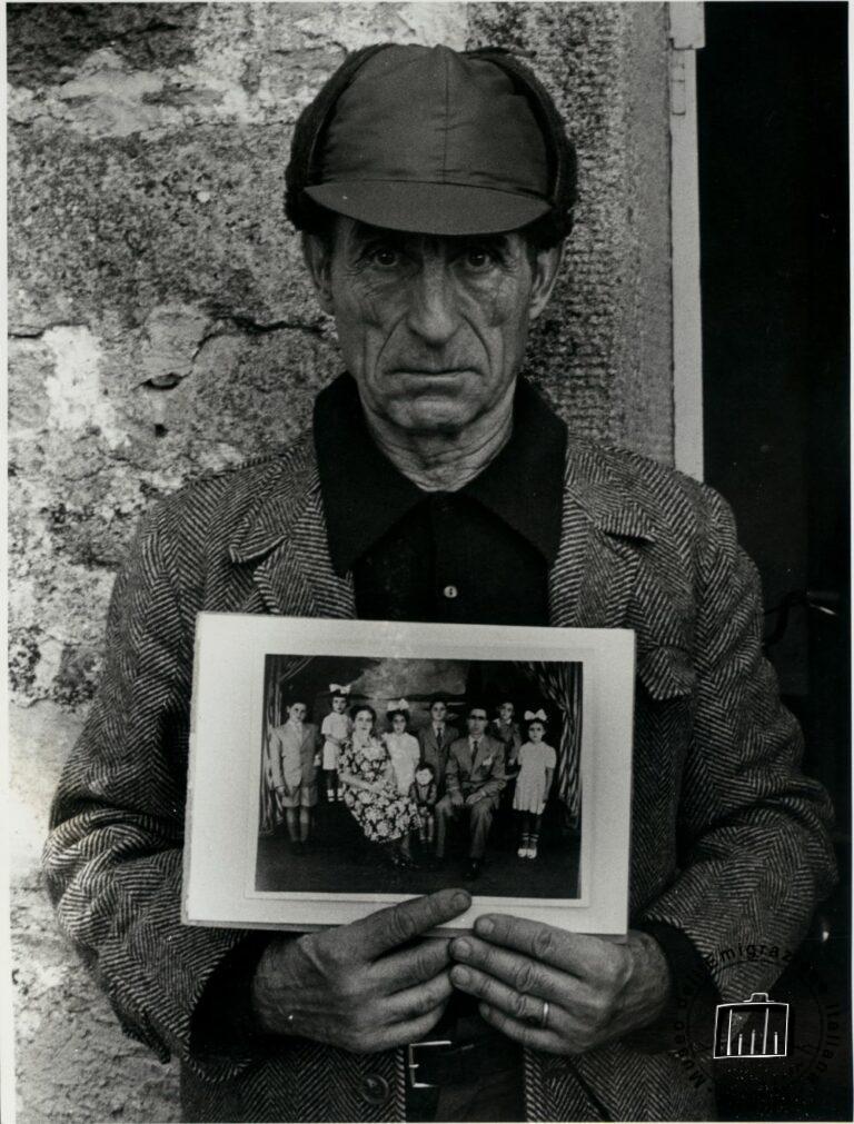 El Garfagnino Alfredo Rossi, después de cincuenta años en Brasil, regresa a Italia para volver a ver a su hermana. Es 1977 y se lo ha fotografiado Paolo Cresci con una foto antigua de su familia en las manos