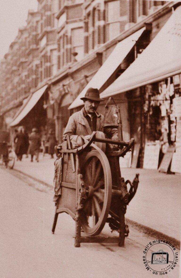 Gran Bretaña, Inglaterra, Londres, 1924. Domenico Vidi, originario de Pinzolo, Trento, afilador