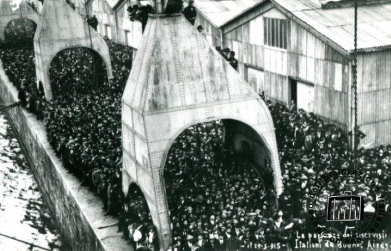 Argentina, Buenos Aires, 1915. Sobre los bancos de puerto se agrupan los emigrados que pretenden regresar a Italia para partecipar en la guerra y un grupo de ellos, reservas, fotografiados sobre el puente del barco “Principe de Udine” durante el viaje hacia la patria