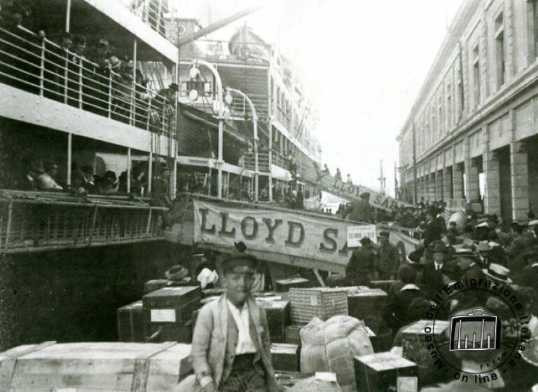 Genova, 1919. L’imbarco dei bagagli degli emigranti sul piroscafo “Tomaso di Savoia” del Lloyd Sabaudo