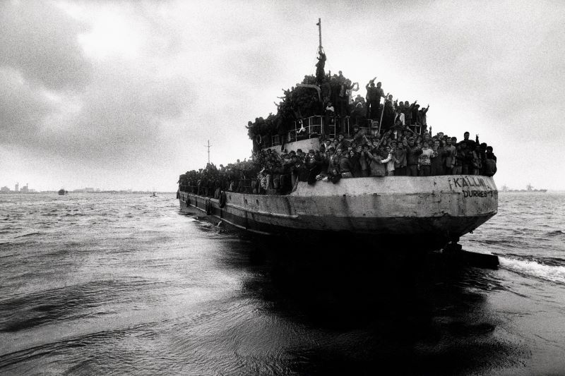 Arrivo in Italia di una nave carica di clandestini  (Foto di Giorgio Lotti)