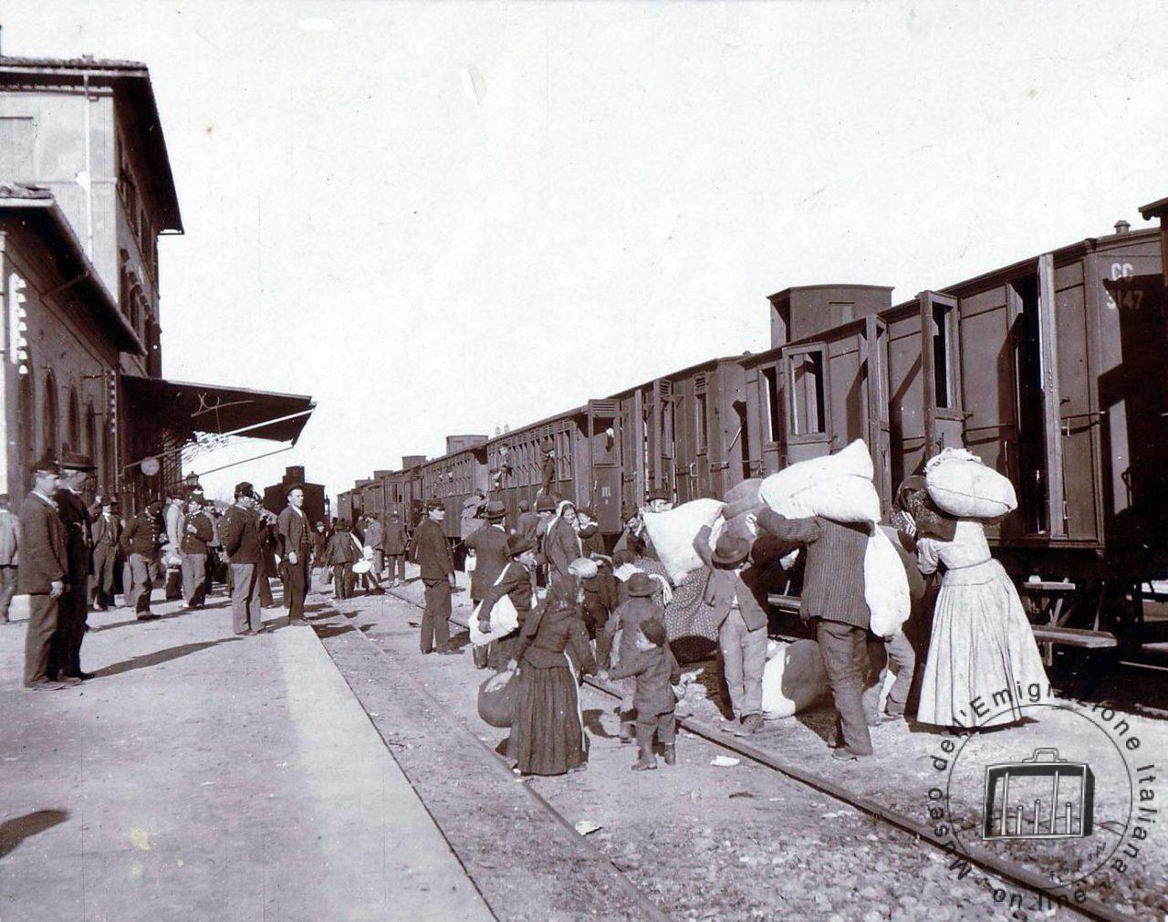 Emigrantes partiendo desde una estación ferroviaria, 1908