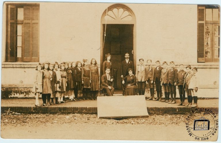 Argentina, Santa Fe, Elortondo, 1917. Una scolaresca con gli insegnanti