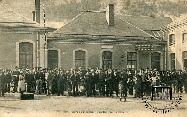 Francia, Modane, 1906 circa. Un gruppo di emigranti, in procinto di entrare in Francia, ritratti dinanzi alla stazione